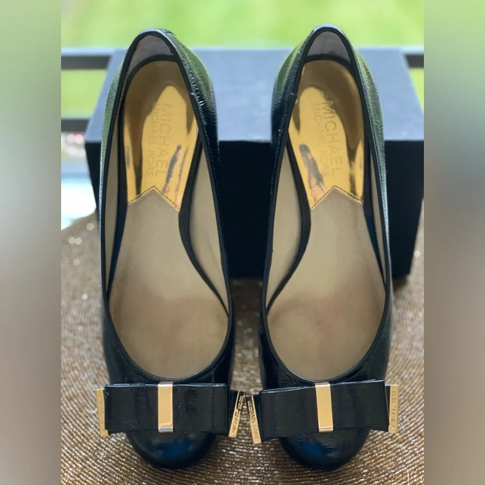 Michael Kors Kiera Mid Patent Leather Bow
Pumps Black. - Picture 8 of 11